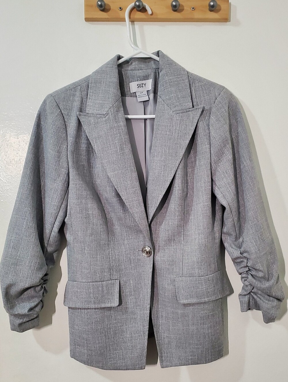 Suzy Shier Light Gray Textured Single-Button Blazer with Ruched Sleeves